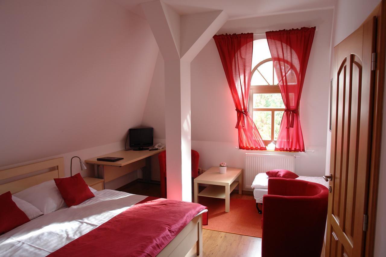 Hotel Strelnice Теплице-над-Метуи Экстерьер фото
